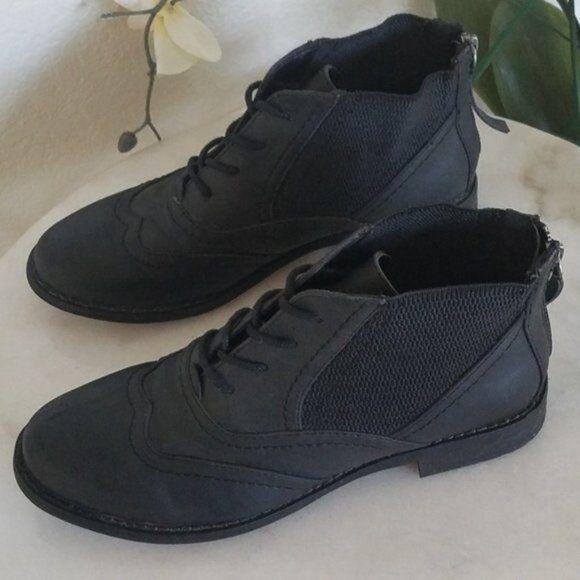 Carlos Santana Size 6 Black Lace-Up Brogue Ankle Boots With Rear Zipper Closure - Picture 6 of 9